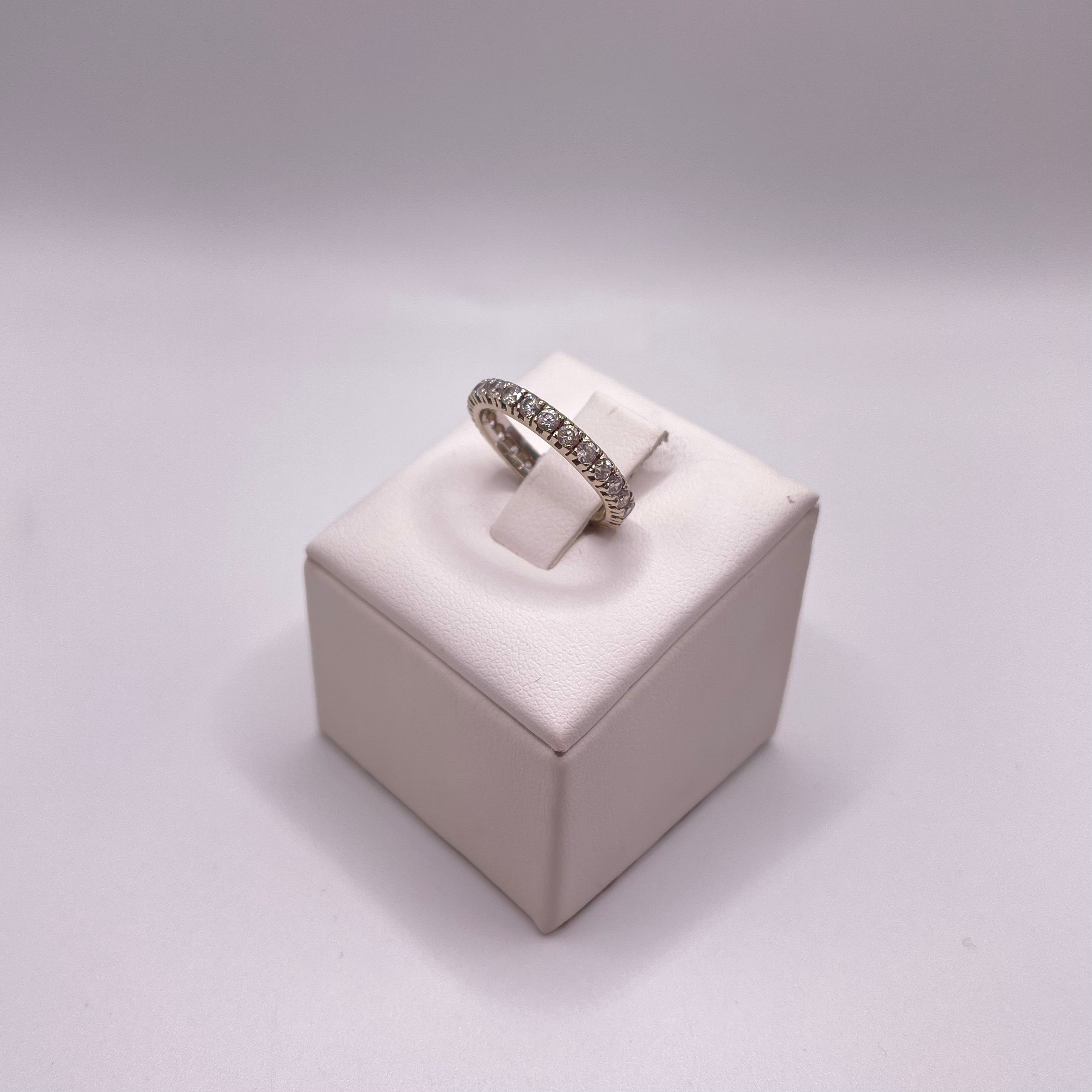 Anello infinity con zirconi