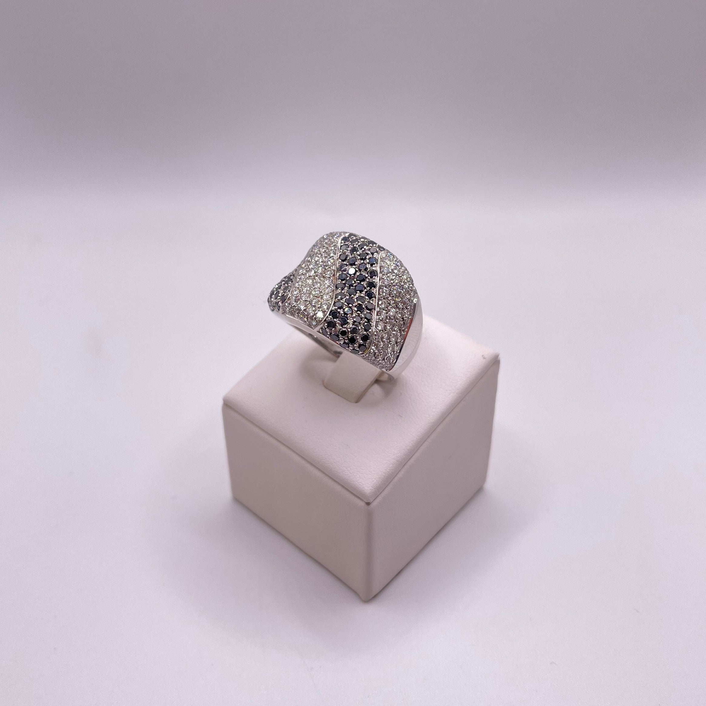Anello oro, diamantati bianchi e neri