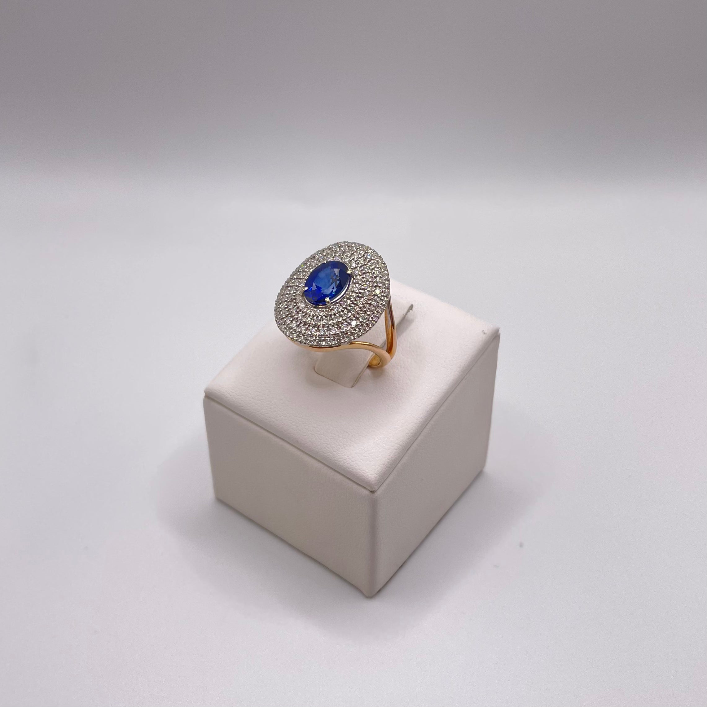 Anello in oro, diamanti e zaffiro