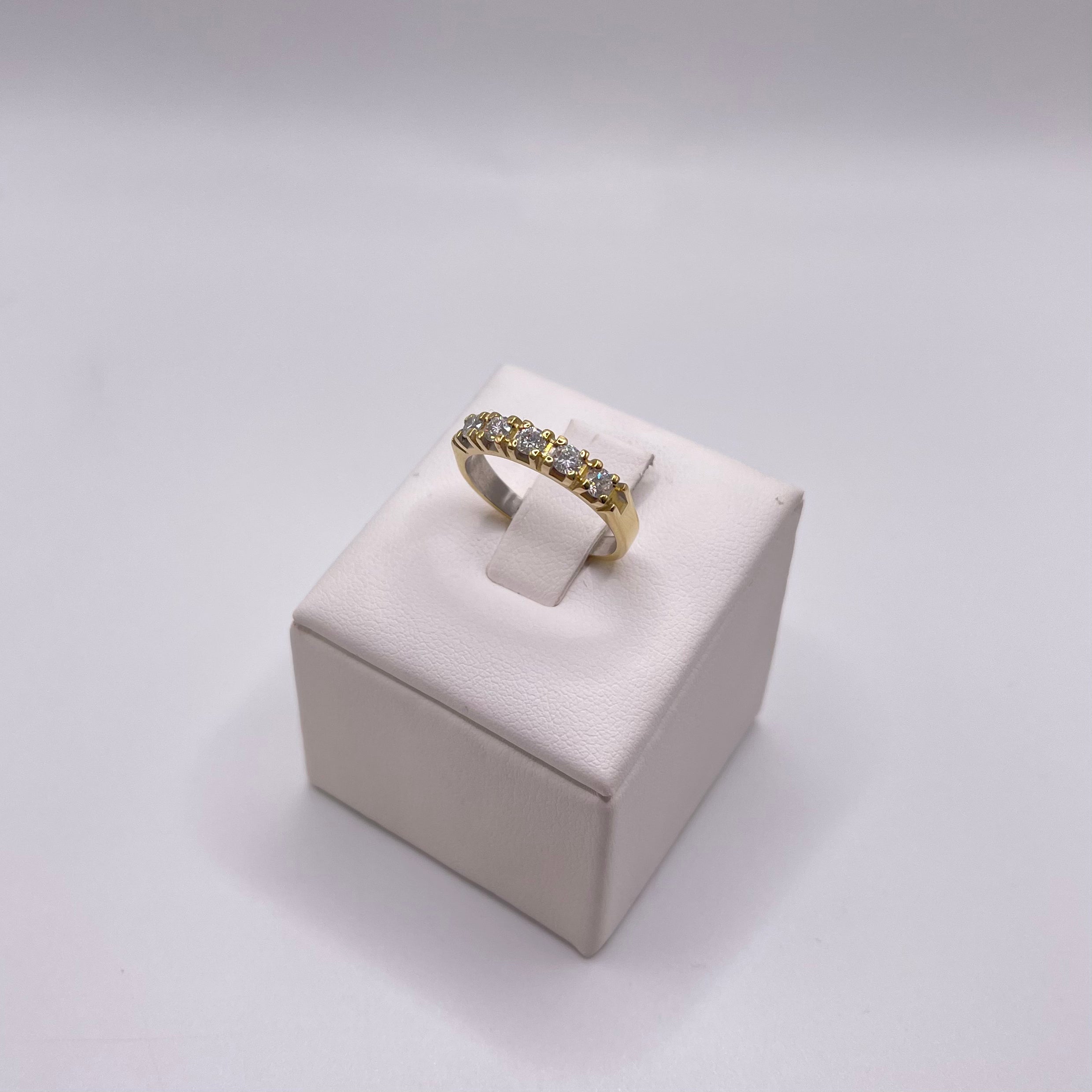 Anello in oro giallo e diamanti