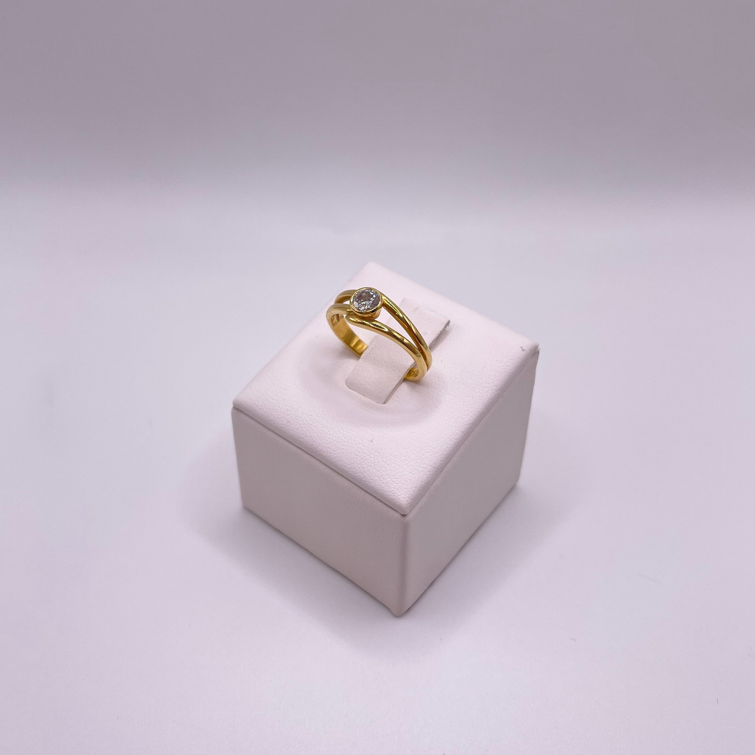 Solitario in oro giallo e diamante