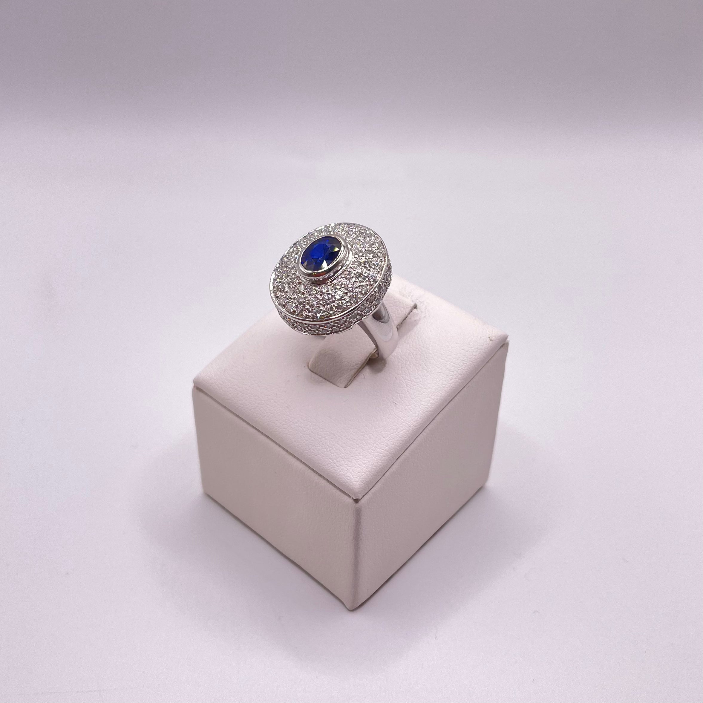 Anello con zaffiro