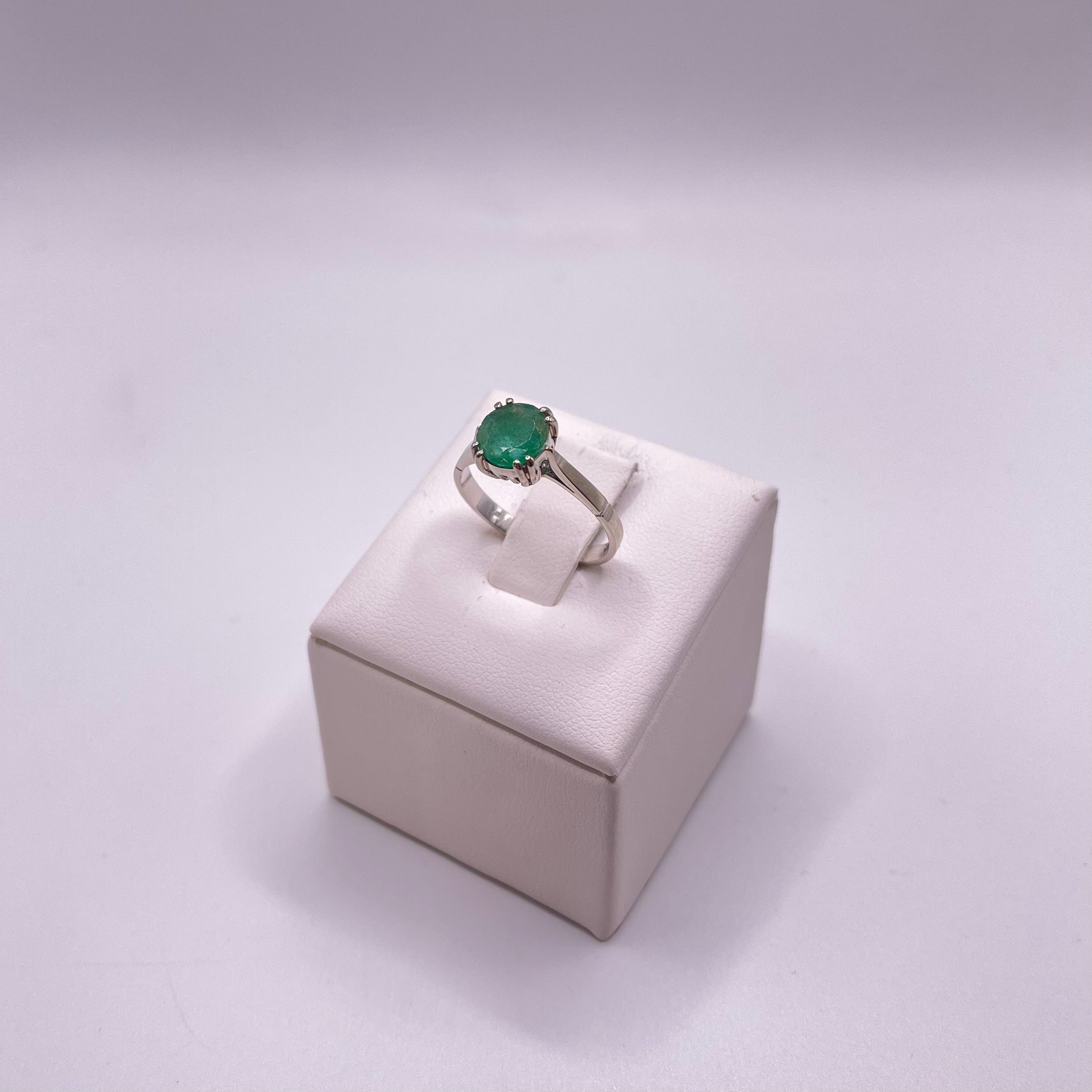 Anello solitario con smeraldo