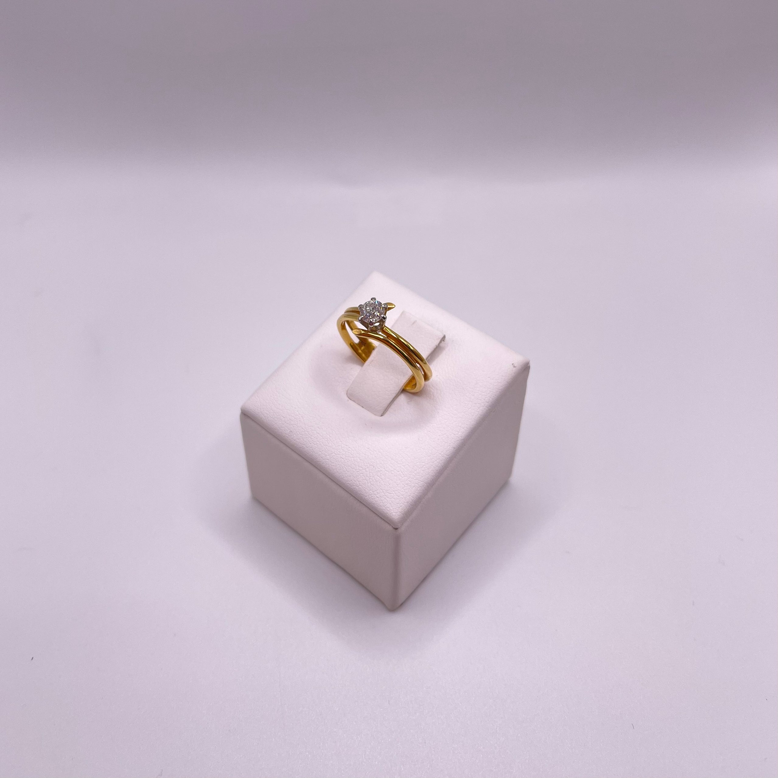 Solitario in oro giallo e diamante
