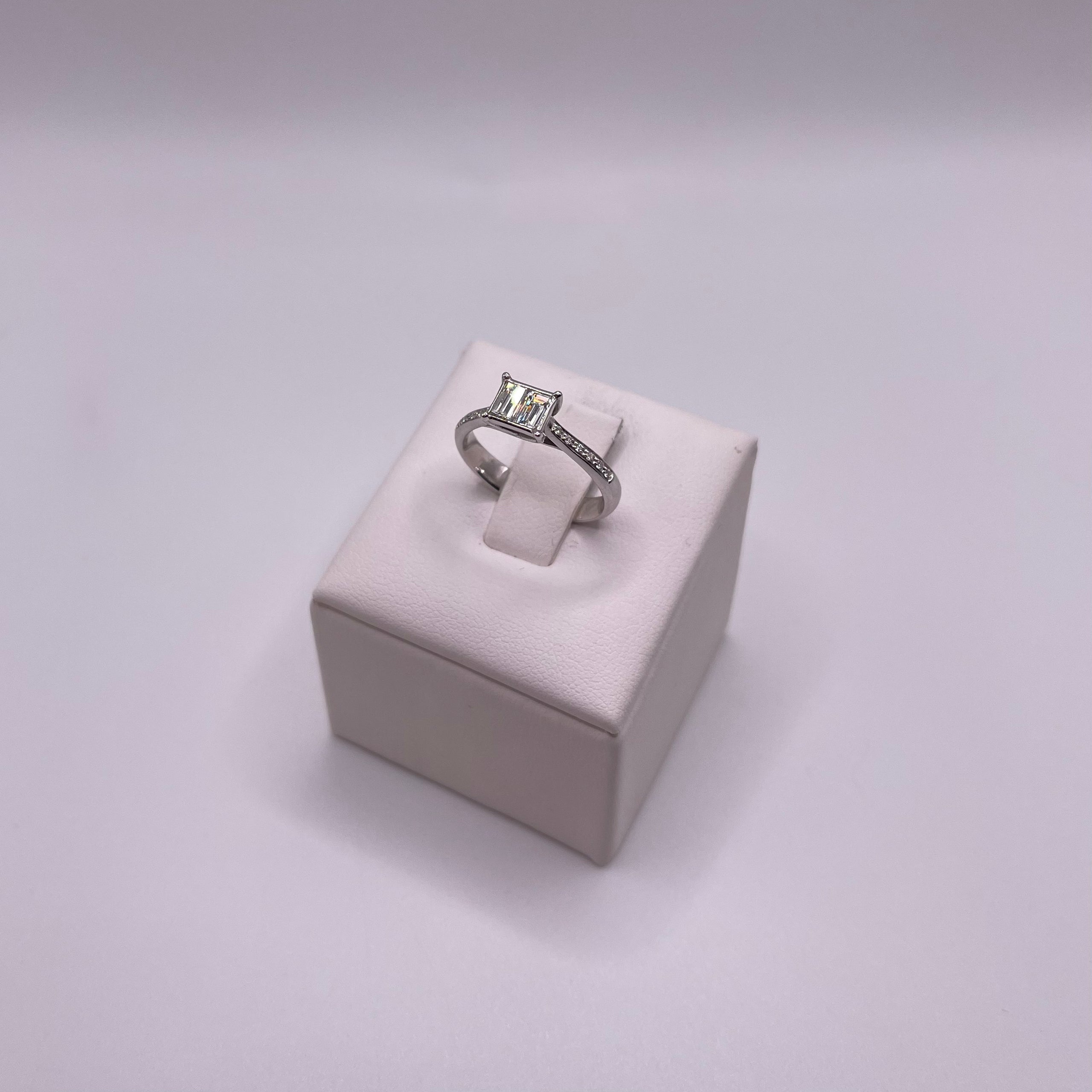 Anello solitario con diamanti