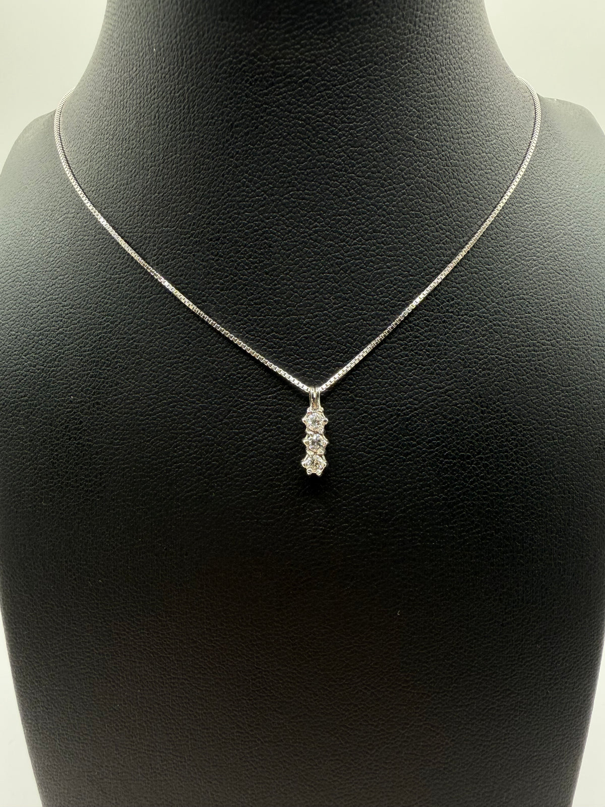 Collana trilogy in oro bianco e diamanti