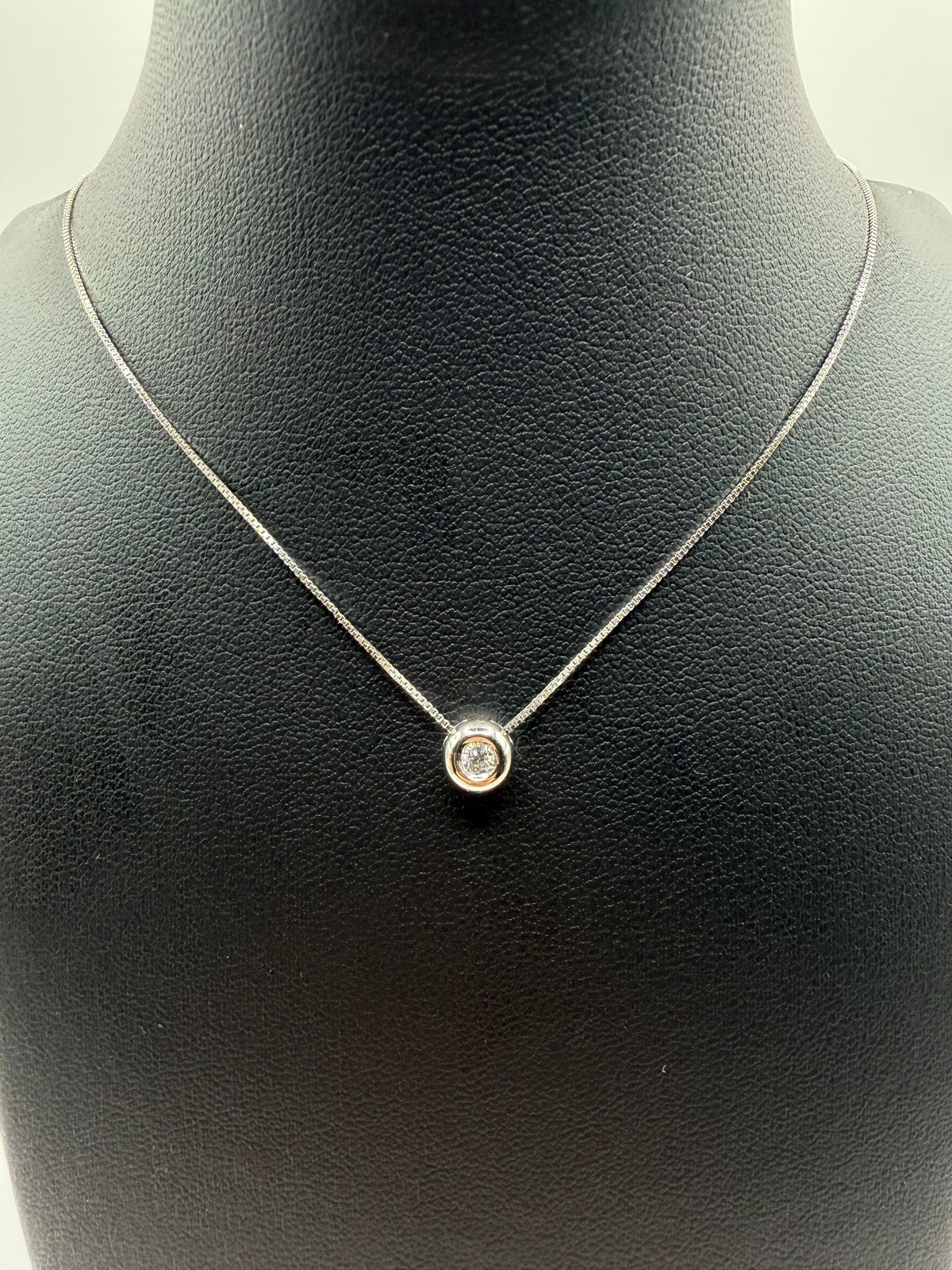 Collana punto luce con diamante
