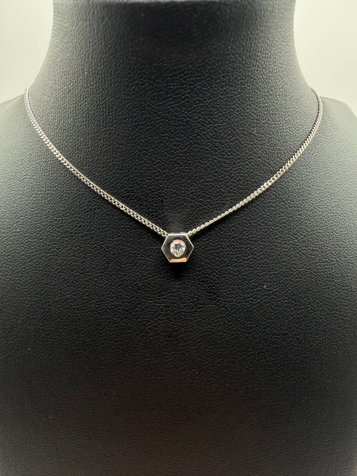Collana punto luce con castone esagonale e diamante